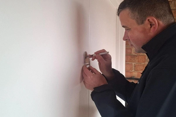 Commercial locksmith
